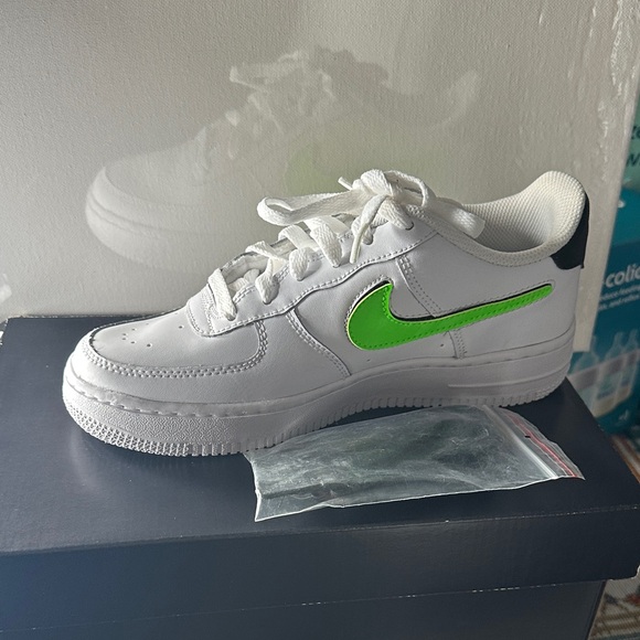 Nike Air Force 1 LV8 3 Kids Sneakers - White, Black, Green - Picture 3 of 7